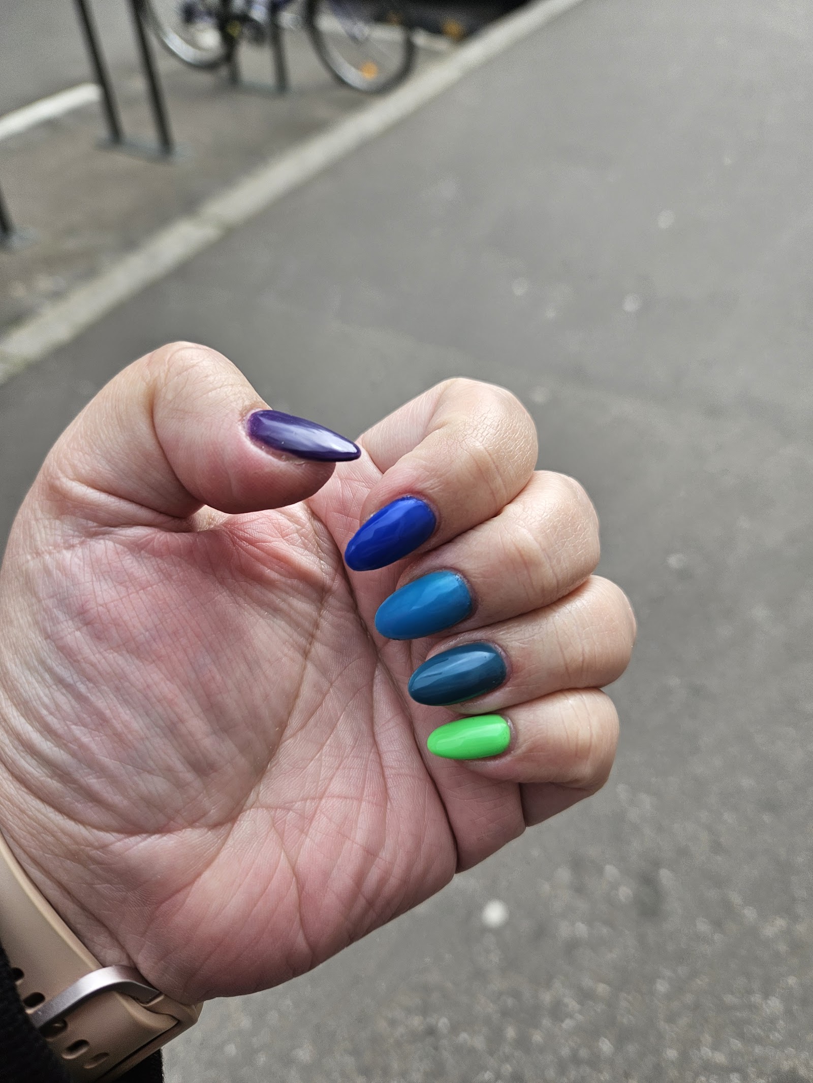 Dégradé multicolore sur ongles longs